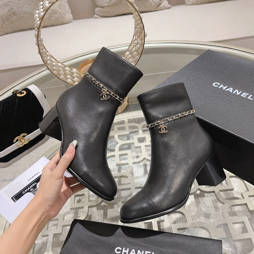 👟👟Ex-factory price 700👟👟 2025 Xiaoxiang chanel high quality counter grade 𝙎𝙡𝙞𝙣𝙜-𝙗𝙖𝙘𝙠🌈〰͏ chanelaa® Xiaoxiang new chain ⛓️slimming short boots Top purchasing level rare items are new 🍾👟👟 ━━━━━ ЅᏇєєt ━━━━━ 🍒 Upper: Italian imported calfskin ➕ Chanel’s unique chain element Lining: Imported comfortable and soft sheepskin lining for foot pads Outsole: Exclusive molding of Italian imported genuine leather outsole Color: Black/White/Apricot Size: 34 to 40 (34, 41, 42 are customized and non-returnable and non-exchangeable) Packaging: The latest full set of packaging from the counter shoe industry